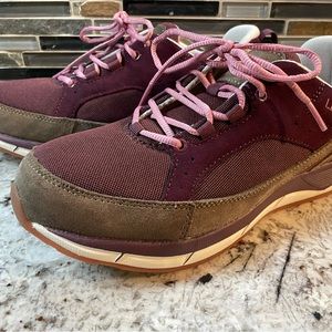 LL‎ Bean Womens Burgundy Wine Suede Fitness Walking trail Shoes Sneakers 9.5 EUC